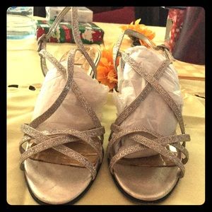 Caparros used gold sandals.